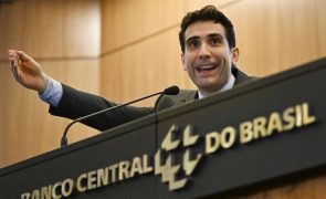 Banco central do Brasil sobe taxa de juros para 14,25%