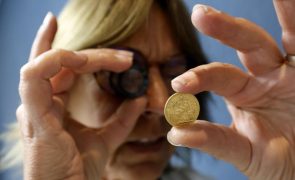 Preço do ouro continua a bater recordes e fica perto de 3.060 dólares por onça