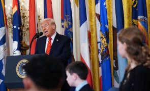 Trump mantém ajudas a alunos carenciados após extinção do Departamento de Educação