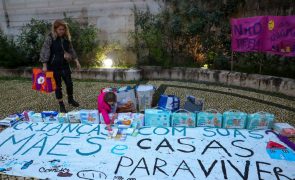Vigília em Lisboa exige solução para mãe em risco de perder filhos por falta de casa