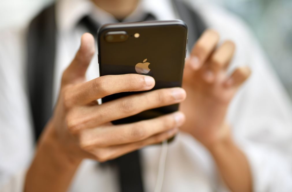 Apple multada por atualização que torna iPhones mais lentos