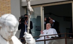 Papa Francisco aparece à janela do hospital em dia em que recebe alta