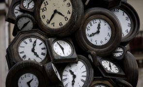 Relógios adiantam uma hora na madrugada de domingo
