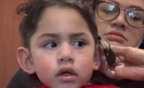 Menina surda emociona-se ao ouvir a voz da mãe pela primeira vez