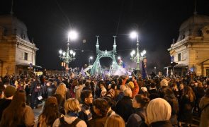 Bloqueadas estradas em Budapeste em protesto contra lei que restringe direitos LGBTQ+