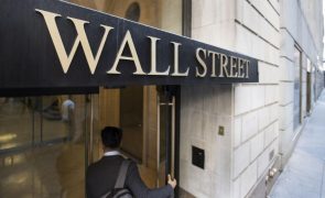 Wall Street fecha em alta uma sessão tranquila à espera das taxas alfandegárias