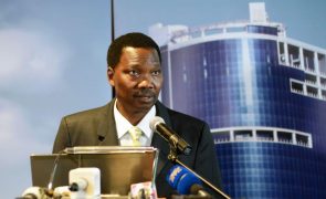 Governador do Banco de Moçambique diz que liquidez dos bancos é suficiente
