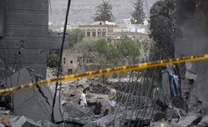 Huthis anunciam novos bombardeamentos norte-americanos no Iémen