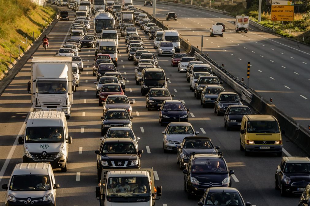 Setor automóvel europeu cai 5% em bolsa após nova taxa sobre importações automóveis
