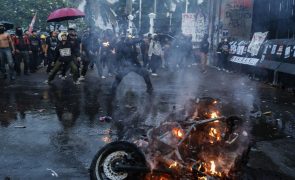 Confrontos em Jacarta entre polícia e manifestantes em protesto contra militares