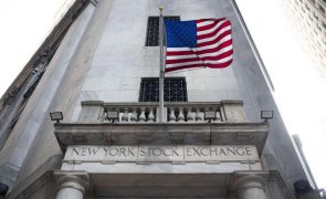 Wall Street arranca a frio após anúncio de tarifas sobre importações automóveis