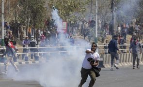 Pelo menos duas pessoas morreram e 45 ficaram feridas em protestos no Nepal