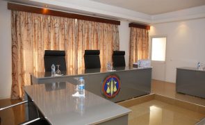 Tribunal Constitucional de Cabo Verde suspende eleições no principal partido da oposição