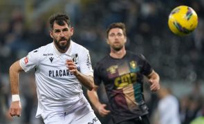 Avançado Nélson Oliveira renova com Vitória de Guimarães até 2026