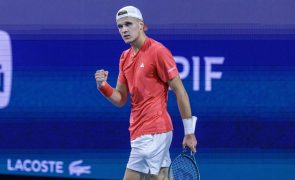 Tenista checo Jakub Mensik marca encontro com Djokovic na final de Miami