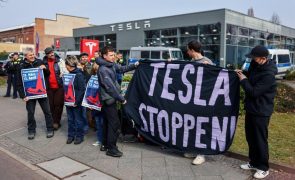 Sete carros da Tesla ardem em concessionária alemã no dia do protesto global contra Musk