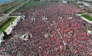 Milhares na manifestação contra o Presidente da Turquia e a favor de rival detido