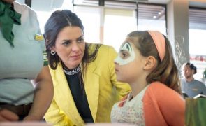 Cuca Roseta Entre na divertida festa de aniversário da filha da fadista