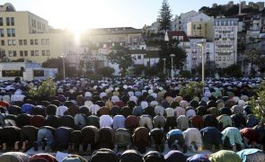 Cinco mil muçulmanos em oração ao nascer do dia celebram fim do Ramadão na Alameda