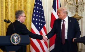 Starmer e Trump negoceiam acordo económico entre os dois países