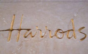 Cinco mulheres pedem indemnizações aos herdeiros de Al-Fayed por crimes sexuais