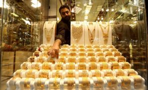 Ouro atinge novo máximo histórico acima dos 3.115 dólares