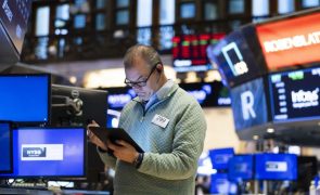 Wall Street encerra sem rumo dividida entre ações defensivas e tecnológicas