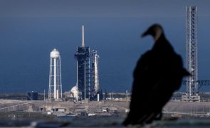 SpaceX lança primeira missão espacial tripulada sobre os pólos da Terra
