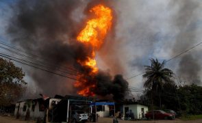 Fusa de gasoduto causa enorme incêndio perto da capital da Malásia