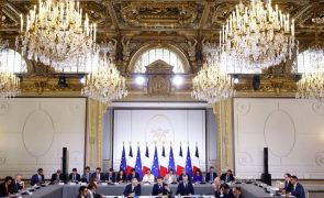 Macron considera tarifas decisão brutal e pede suspensão de investimentos nos EUA