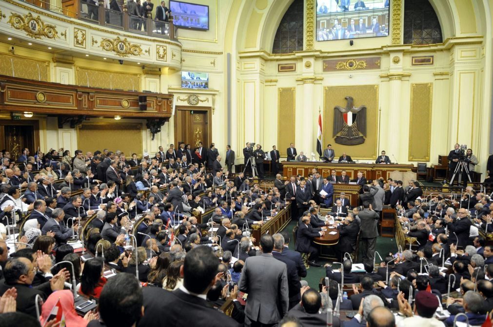 Parlamento do Egito valida prolongamento por três meses do estado de emergência