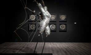 A Processar por Catarina Rito - Escultura, moda e joalharia contemporânea: O talento de Valentim Quaresma