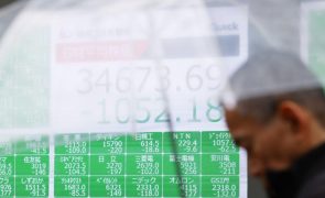 Bolsa de Tóquio fecha a perder 2,75%