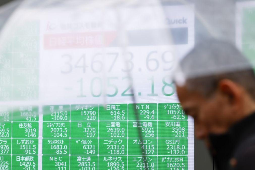 Bolsa de Tóquio fecha a perder 2,75%