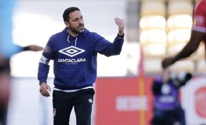 Treinador do Santa Clara quer vencer em Guimarães mas diz que Europa é não questão