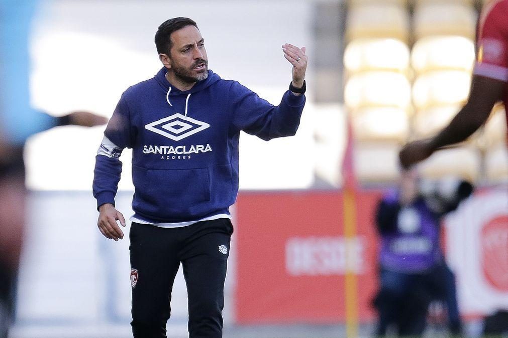 Treinador do Santa Clara quer vencer em Guimarães mas diz que Europa é não questão