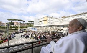 Papa ainda em tratamento por pneumonia mas continua a melhorar