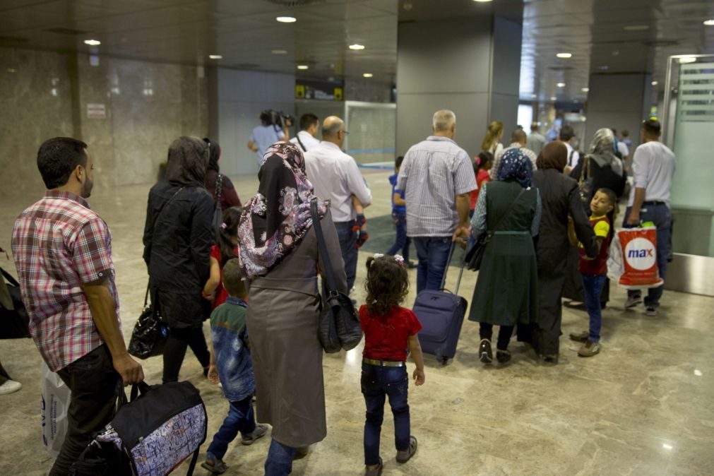 Dezasseis refugiados provenientes da Turquia chegaram esta terça-feira a Portugal