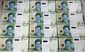 Moeda iraniana cai para nível recorde face ao dólar face a subida de tensões