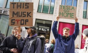 Centenas de pessoas protestam contra Musk num concessionário da Tesla em Berlim
