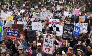 Milhares protestam contra Trump e Musk através dos EUA em manifestações 