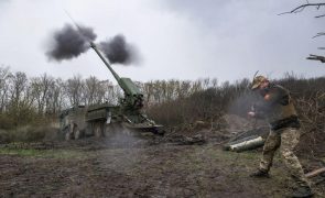 Ataque russo com mísseis faz pelo menos dois feridos em Kiev
