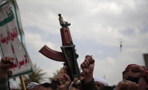 Huthis dizem que ataques aéreos dos EUA causam dois mortos