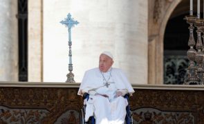Papa Francisco apareceu na Praça de São Pedro, duas semanas após ter recebido alta