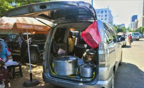 Comida servida na mala do carro alimenta famílias em Maputo