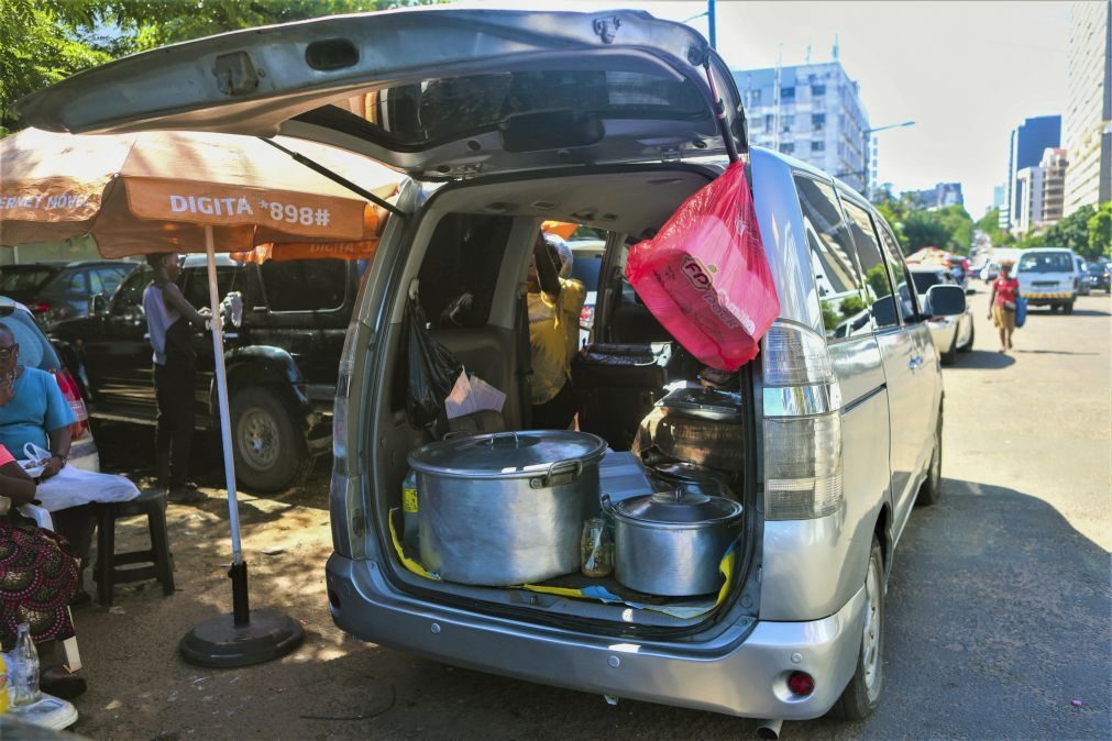 Comida servida na mala do carro alimenta famílias em Maputo