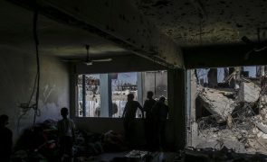 Pelo menos 17 pessoas morreram em ataques em Gaza, incluindo um jornalista