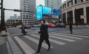 Bolsas de Xangai e Shenzhen caem 7,34% e 9,66%