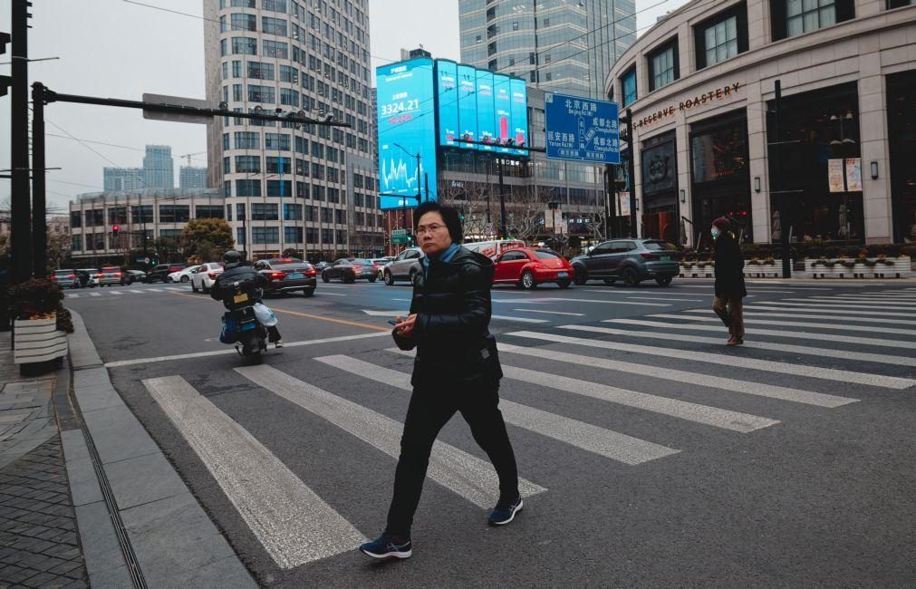Bolsas de Xangai e Shenzhen caem 7,34% e 9,66%