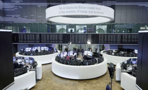 Bolsas europeias suavizam as quedas mas continuam a perder mais de 4%
